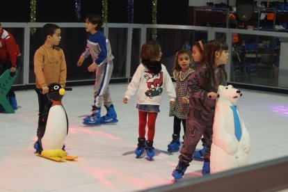 Arroyolandia abre hasta el 8 de enero con la pista de hielo sintética, hinchables y ludoteca. PHOTOGENIC