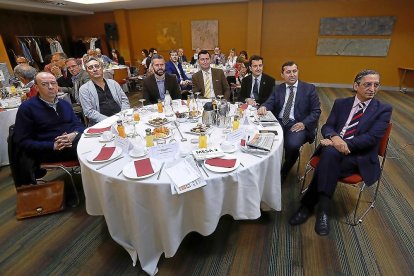 Ignacio Fernández y Saturnino Fernández (CCOO), Raúl Santa Eufemia (UGT), David Esteban (alcalde de Medina de Rioseco), Daniel de Luis (Universidad de Valladolid), José Otero (Universidad Europea Miguel de Cervantes) y Juan Carlos de Margarida (Colegio Economistas).