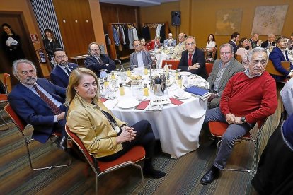 Lydia Blanco y Ramón Martín (Fundación Hemoterapia y Hemodonación), Eduardo Álvarez (director general RTVCyL), Pedro Barreda (Sanidad), Florencio Carrera (director de La 8 y EsRadio), José Aurelio Alonso (RTVCyL) y Nicolás Patino y Miguel Martínez (Hermandad de Donantes de Sangre).