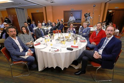 Juan Martín y Silvia Arribas (Oxigen Salud), Avelino Rodríguez (director de Gestión y Servicios Generales del Clínico de Valladolid), Inmaculada Aparicio (Colegio de Ópticos y Optometristas de CyL) y José Luis Almudí, Raúl de la Cruz y Félix del Campo (Colegio de Médicos de Valladolid).