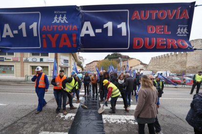 Recreación humorística del comienzo de las obras de la A-11 en Peñafiel. PHOTOGENIC