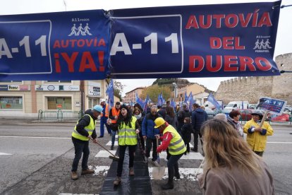 Recreación humorística del comienzo de las obras de la A-11 en Peñafiel. PHOTOGENIC