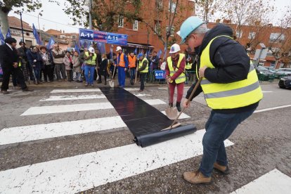 Recreación humorística del comienzo de las obras de la A-11 en Peñafiel. PHOTOGENIC