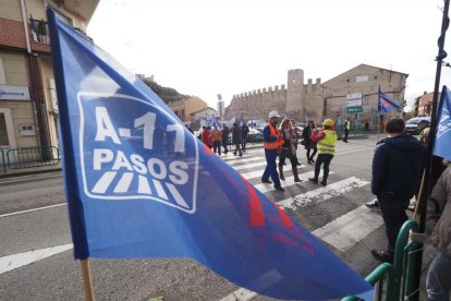 Recreación humorística del comienzo de las obras de la A-11 en Peñafiel. PHOTOGENIC