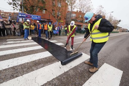 Recreación humorística del comienzo de las obras de la A-11 en Peñafiel. PHOTOGENIC