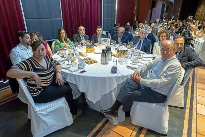 Miriam Andrés (secretaria provincial PSOE Palencia), Antidio Fagúndez (secretario provincial PSOE Zamora) , Iratxe García (eurodiputada socialista), Esther Peña (secretaria provincial PSOE Burgos),  Miguel Latorre (subdelegado del Gobierno en Soria), Javie Alfonso Cendón (secretario provincial PSOE León), José Antonio Arias (gerente El Mundo CYL), Jesús Encabo (secretario provincial PSOE Ávila), Lirio Martín( subdelegada del Gobierno en Segovia), Ángel Blanco (subdelegado del Gobierno en Zamora), y Jesús Caro (secretario provincial PSOE Ávila).
