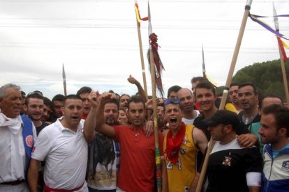 El joven natural de Serrada, Álvaro Martín (C), ganador del Torneo del Toro de la Vega de Tordesillas (Valladolid)