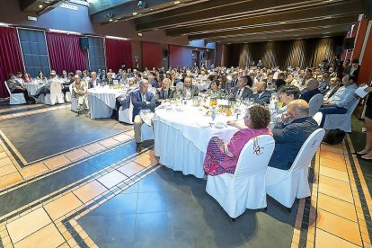 Salón del AC Palacio de Santa Ana lleno de asistentes al Club de Prensa.