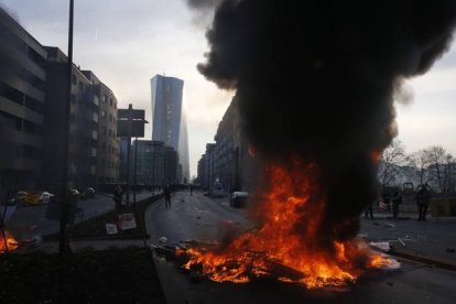 Barricadas en Fráncfort, con la sede del BCE, al fondo. Michael Probst | AP