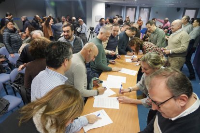 Firma del manifiesto por la igualdad por parte de los alcaldes del Partido Popular de Valladolid. ICAL