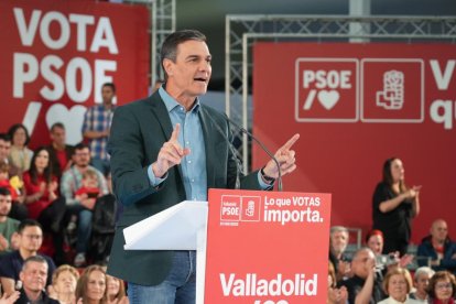 El secretario general del PSOE y presidente del Gobierno, Pedro Sánchez, participa en un acto público para apoyar al secretario general del PSOE de Valladolid, alcalde de la ciudad y candidato a la reelección, Óscar Puente. -J. M. LOSTAU