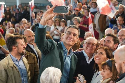 El secretario general del PSOE y  presidente del Gobierno, Pedro Sánchez, participa en un acto público en Valladolid. -ICAL