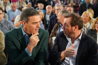 El secretario general del PSOE y  presidente del Gobierno, Pedro Sánchez, y Óscar Puente, alcalde de Valladolid y candidato a la reelección, en un acto público en Valladolid. -ICAL