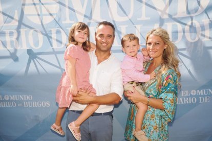 El alcalde de Serrada, César López, su mujer Rocío Romero y sus dos hijos, Alejandra y César.- PHOTOGENIC