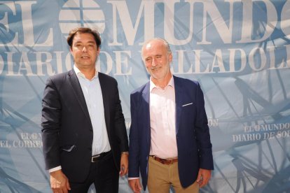 Gonzalo Cebrian de Caixa Bank y  el gerente de El Mundo de Castilla y León, José Antonio Arias.- PHOTOGENIC