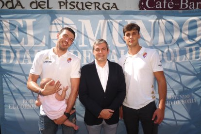 El presidente del Real Valladolid de Baloncesto, Lorenzo Alonso, junto a los jugadores Sergio de la Fuente y Juan García-Abril.- PHOTOGENIC