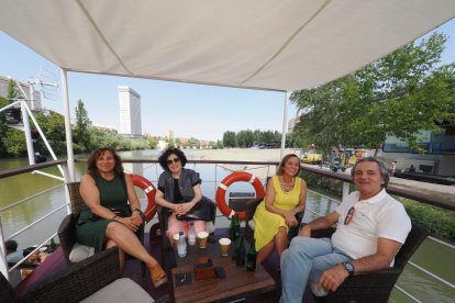 Asistentes a la caseta de El Mundo en el barco leyenda del Pisuerga en Valladolid.- PHOTOGENIC