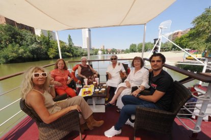 Asistentes a la caseta de El Mundo en el barco leyenda del Pisuerga en Valladolid.- PHOTOGENIC