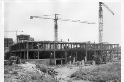 Comienzo de las obras para el pabellón polideportivo Huerta del Rey en la calle Joaquín Velasco Martín, 1973.- ARCHIVO MUNICIPAL VALLADOLID