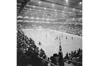 Partido de baloncesto en el polideportivo Huerta del Rey en la calle Joaquín Velasco Martín, en los años 70 del siglo XX.- ARCHIVO MUNICIPAL DE VALLADOLID