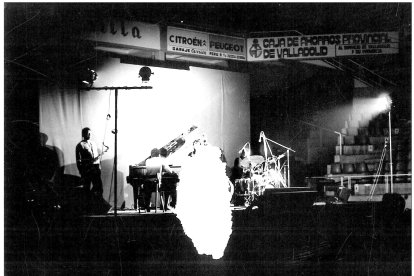Actuación musical en el polideportivo Huerta del Rey en la calle Joaquín Velasco Martín, en los años 70 del siglo XX. En la parte superior del escenario hay publicidad de Garaje Carrión y la Caja de Ahorros Provincial de Valladolid. - ARCHIVO MUNICIPAL DE VALLADOLID