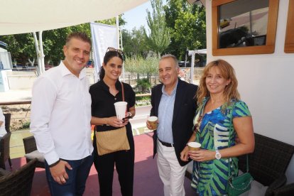 El alcalde de Cabezón de Pisuerga, Sergio García y la concejala Sandra Fernández, el presidente de Turismo Rural de Castilla y León, Luis Chico y Alicia Iglesias de El Mundo.- PHOTOGENIC