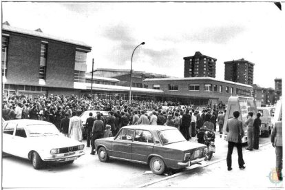 Un grupo de personas espera para entrar al mitin del partido Alianza Popular en el polideportivo Huerta del Rey en la calle Joaquín Velasco Martín, en los años 70 del siglo XX.- ARCHIVO MUNICIPAL VALLADOLID