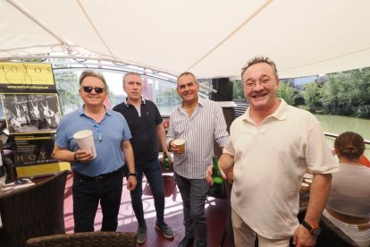 Asistentes a la caseta de El Mundo en el barco leyenda del Pisuerga en Valladolid.- PHOTOGENIC
