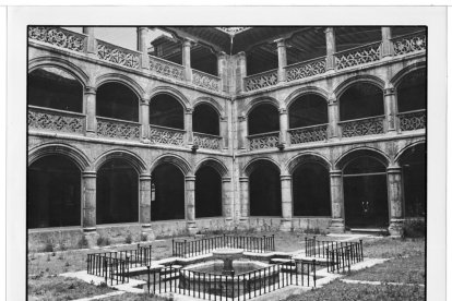Interior del patio 'Las Tabas' del colegio Las Francesas o Sagrado Corazón de la calle Joaquín Velasco Martín.- ARCHIVO MUNICIPAL VALLADOLID