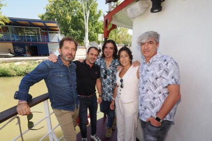 Asistentes a la caseta de El Mundo en el barco leyenda del Pisuerga en Valladolid.- PHOTOGENIC