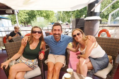 Asistentes a la caseta de El Mundo en el barco leyenda del Pisuerga en Valladolid.- PHOTOGENIC