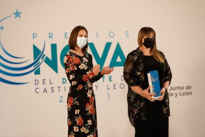 La directora general de Deportes, María Perrino, entrega el premio a mejor entrenadora a Teresa Ginés. / J.M. LOSTAU