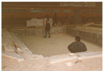 Obras en la piscina del Polideportivo Huerta del Rey en la calle Joaquín Velasco Martín. Dos trabajadores en el foso de una de las piscinas, en los años 80 del siglo XX.- ARCHIVO MUNICIPAL VALLADOLID