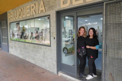 Peluquería María Jesús de la calle Joaquín Velasco Martín. En la imagen Ana Isabel Rico y María Jesús García. - J.M. LOSTAU