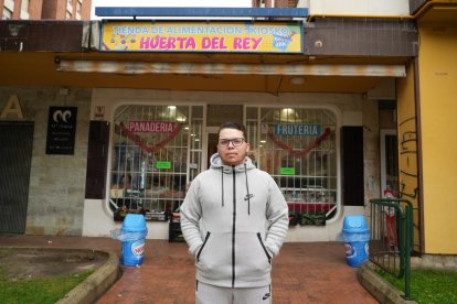 Jov Motos de Alimentación Huerta del Rey en la calle Joaquín Velasco Martín.- J.M. LOSTAU