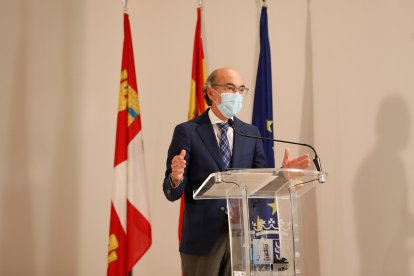 El consejero de Cultura y Turismo, Javier Ortega, durante el acto. / J.M. LOSTAU