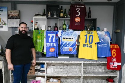 Cafetería Tercer Tiempo junto al polideportivo Huerta del Rey de la calle Joaquín Velasco Martín. En la imagen José Jiménez junto a las camisetas de equipos de balonmano.- J.M. LOSTAU