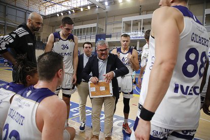 Paco Garcia da indicaciones durante el choque entre Melilla y el UEMC Real Valladolid Baloncesto. / LOF