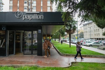 Cafetería Papillón en la calle Joaquín Velasco Martín.- J.M. LOSTAU