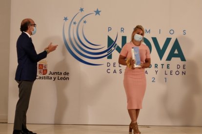 Lydia Valentín muestra el reconocimiento a mejor deportista de la región. / J.M. LOSTAU
