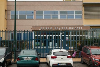 Colegio Sagrado Corazón en la calle Joaquín Velasco Martín.- J.M. LOSTAU