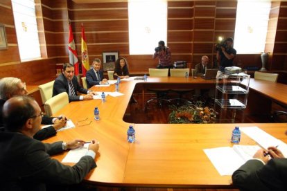 El consejero de Sanidad, Antonio María Sáez, preside la Comisión Regional de trasplantes