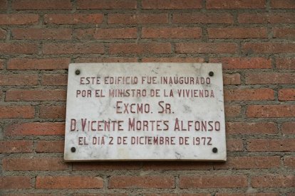Placa y edificio en el número 13 de la calle Joaquín Velasco Martín.- J.M. LOSTAU