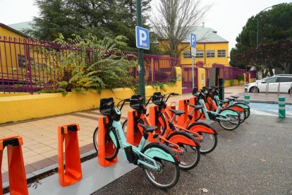 Punto de bicis Biki en la calle Joaquín Velasco Martín.- J.M. LOSTAU