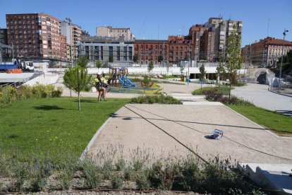 Obras túnel peatonal Panaderos y parque infantil.- J.M. LOSTAU