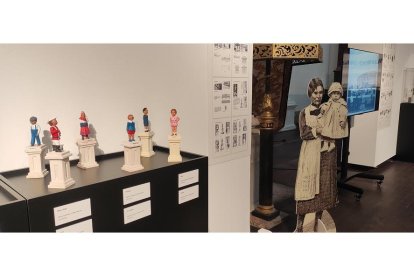 En primer plano, las escultura que una vez adornaron la plaza de Poniente