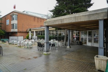 Polideportivo Huerta del Rey. Calle Joaquín Velasco Martín.- J.M. LOSTAU
