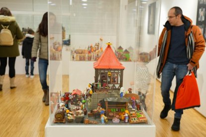 Belén de Playmobil en la oficina de Turismo en la Acera de Recoletos en Valladolid.- J.M. LOSTAU