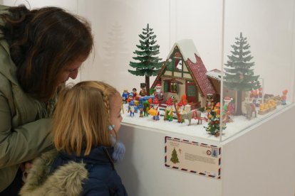 Belén de Playmobil en la oficina de Turismo en la Acera de Recoletos en Valladolid.- J.M. LOSTAU