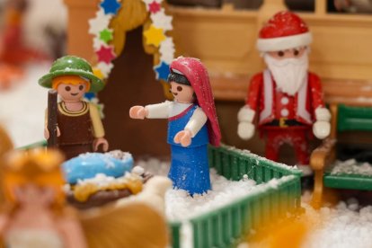 Belén de Playmobil en la oficina de Turismo en la Acera de Recoletos en Valladolid.- J.M. LOSTAU